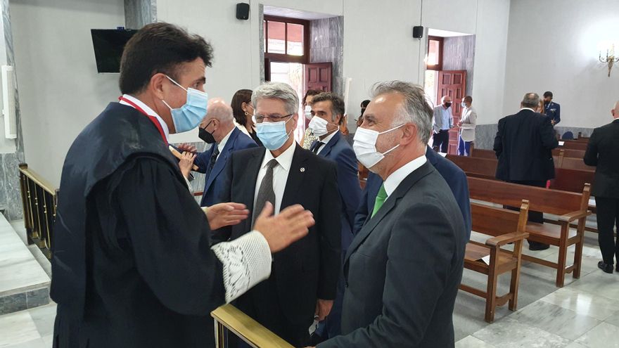 El presidente del TSJC, Juan Luis Lorenzo Bragado, charlando con el consejero de Administración Pública, Seguridad y Justicia del Gobierno de Canarias, Julio Pérez, y el presidente del Gobierno regional, Ángel Víctor Torres