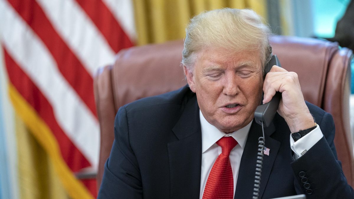 Un hombre con una voz similar a la de Trump llama a la televisión para criticar la decisión del Supremo de EEUU contra los aranceles