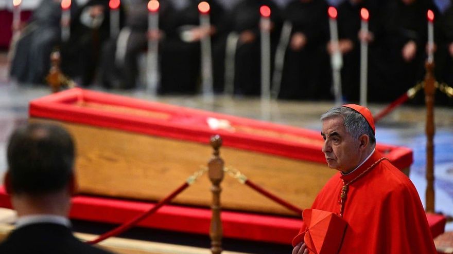 The number two of the Vatican shows two letters signed by Francisco that exclude Cardinal Becciu from the conclave