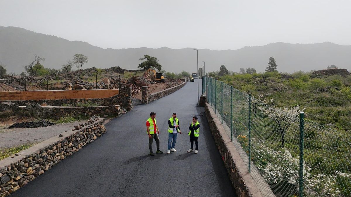 Visita a los trabajos de asfaltado del Camino Pepe Jiménez, en el barrio de La Rosa de El Paso.