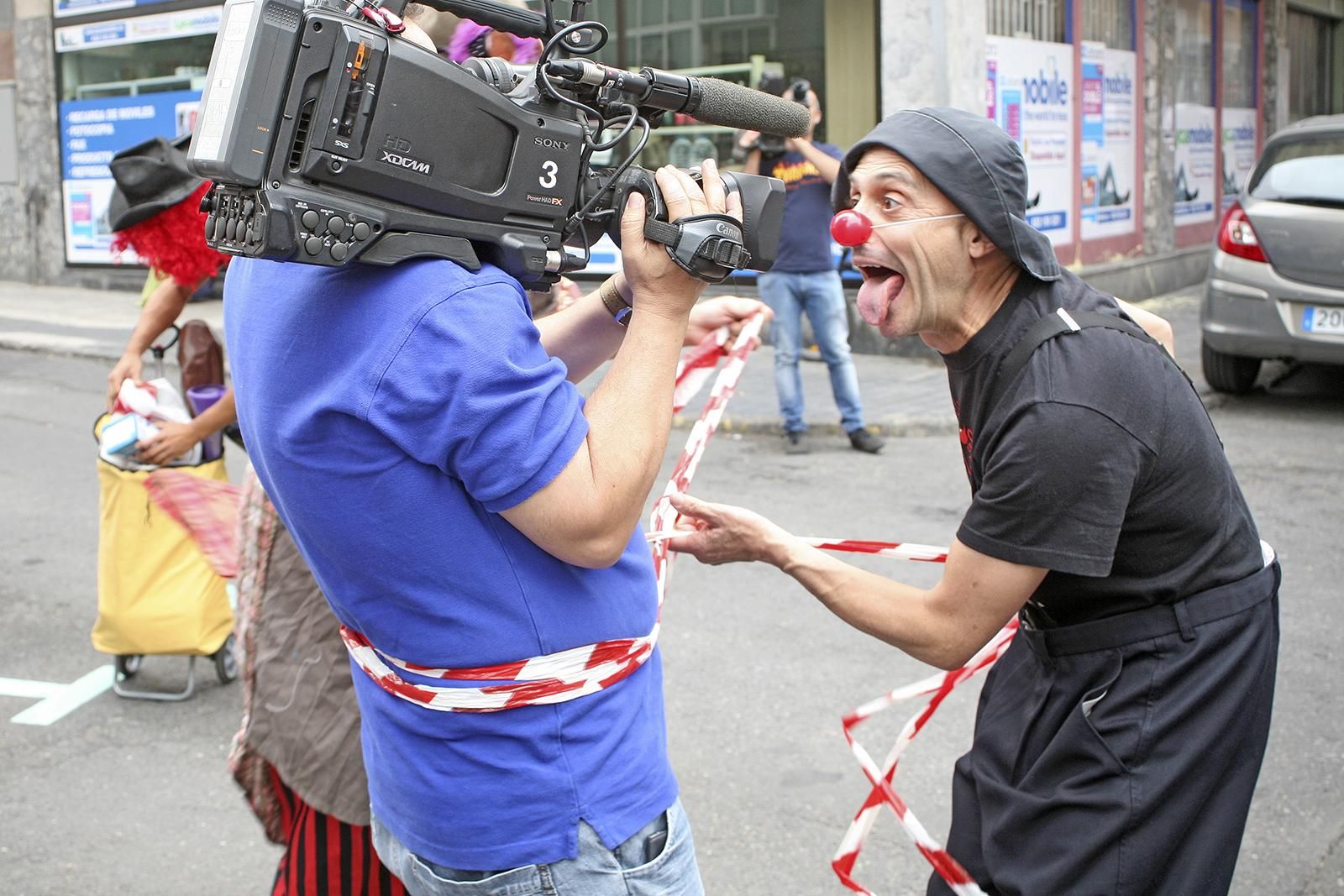 Performance frente al Consulado de Marruecos de Pallasos en Rebeldía (ALEJANDRO RAMOS)