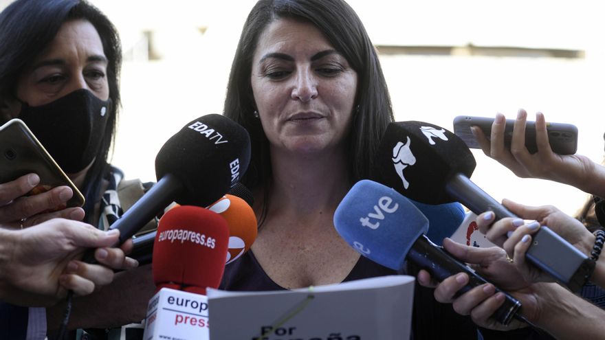 La portavoz adjunta de Vox en el Congreso, Macarena Olona, atiende a los medios de comunicación en el Tribunal Constitucional