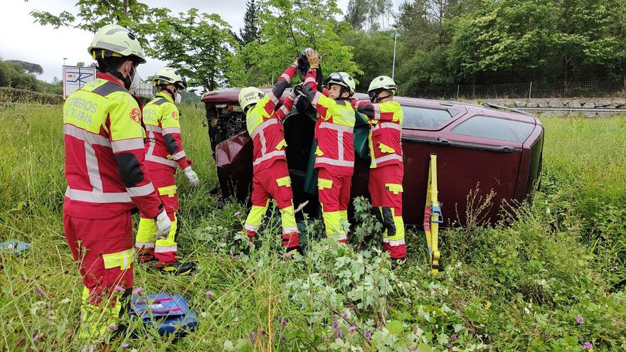 Dos heridos, uno menor, en una salida de vía con vuelco con la A-8 en Bárcena de Cicero