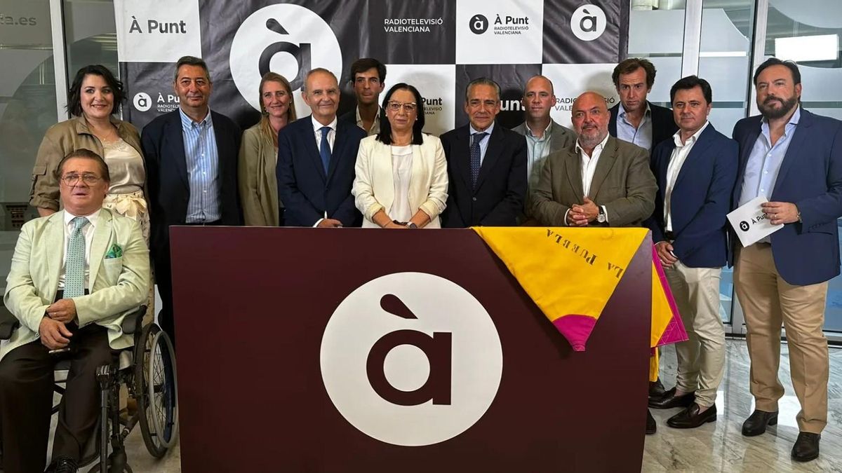 A punt celebra que ha realizado 100 emisiones taurinas en un año, en un acto con el torero y expresidente de la Generalitat Vicente Barrera y la presidenta de las Corts, Llanos Massó, ambos dirigentes de Vox en la Comunitat Valenciana.