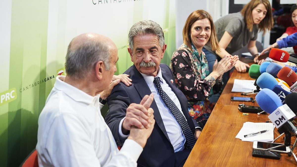 Revilla saluda a Mazón en un acto público del PRC. | ARCHIVO