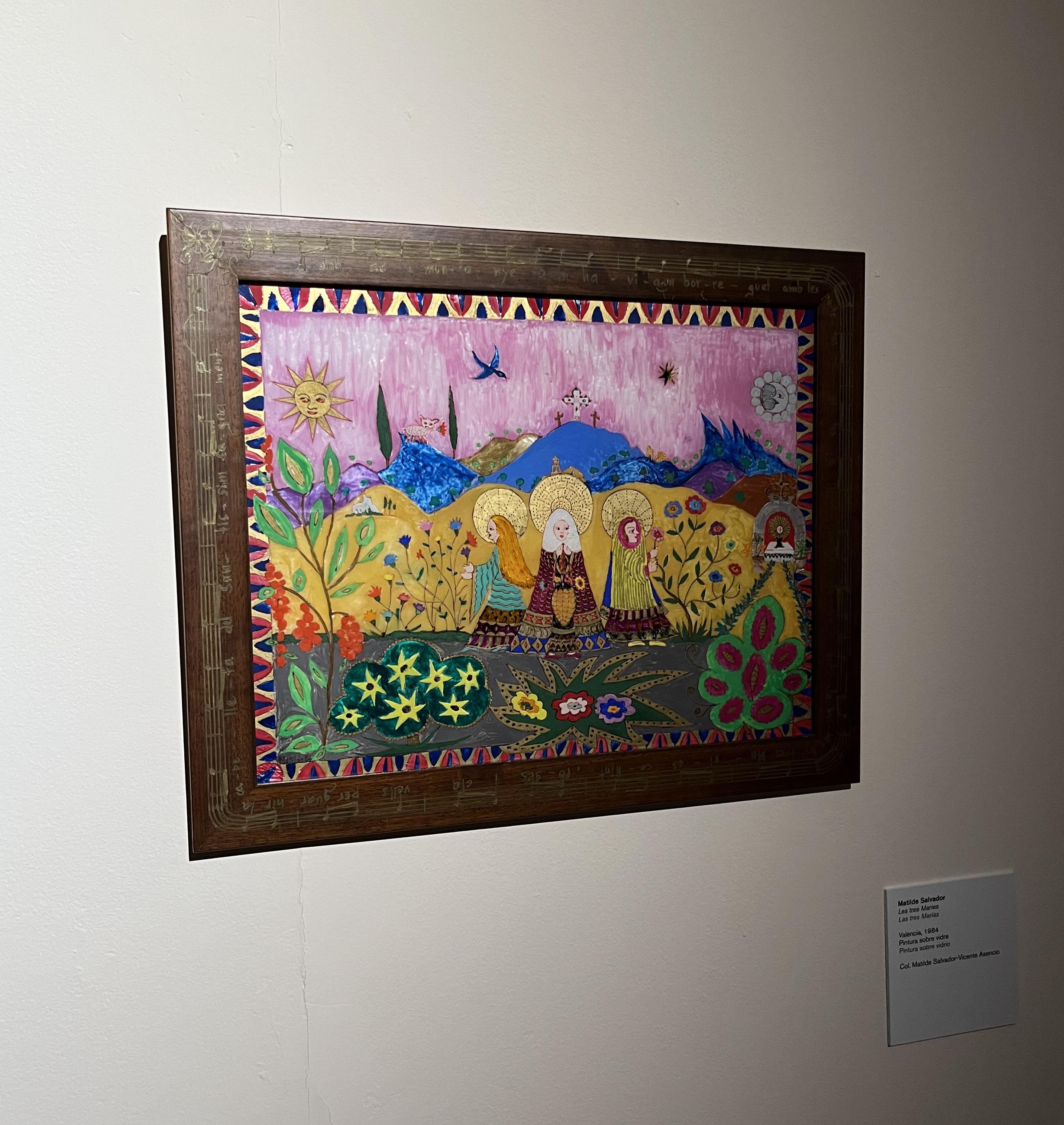 Fotografía de una obra pintada por Matilde Salvador sobre vidrio expuesta en el Museu Valencià de la Il·lustració i la Modernitat (MUVIM).