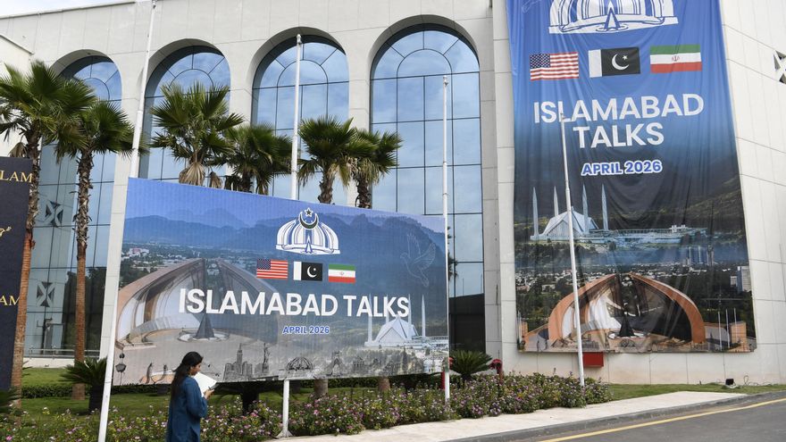 Islamabad, 11 abr (EFE).- Vista general del centro de prensa desde donde se cubren las conversaciones de paz entre Estados Unidos e Irán, en Islamabad, Pakistán, 11 de abril de 2026. Una delegación iraní llegó a Islamabad a última hora del 10 de abril para las conversaciones previstas con Estados Unidos, mientras que el vicepresidente estadounidense JD Vance y su equipo también se dirigían al país. Las negociaciones, programadas para el 11 de abril, se producen durante una pausa de dos semanas en las hostilidades tras el conflicto entre Estados Unidos e Israel con Irán, que comenzó el 28 de febrero, después de que un llamamiento del primer ministro paquistaní, Shehbaz Sharif, contribuyera a lograr una tregua temporal. (Estados Unidos) EFE/EPA/SOHAIL SHAHZADISLAMABAD (Pakistan), 11/04/2026.-