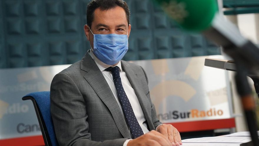 El presidente de la Junta de Andalucía, Juan Manuel Moreno, durante una entrevista en Canal Sur