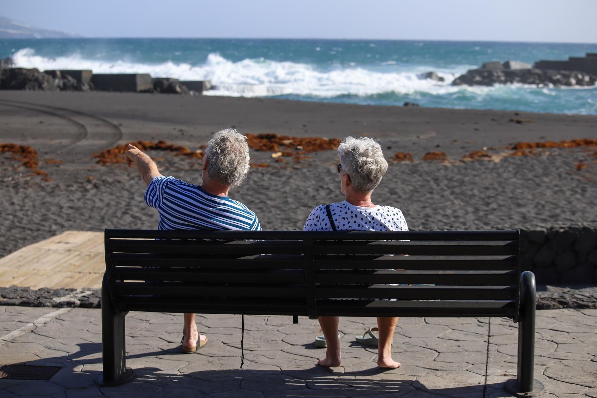 Unos turistas, observando el oleaje en La Palma.