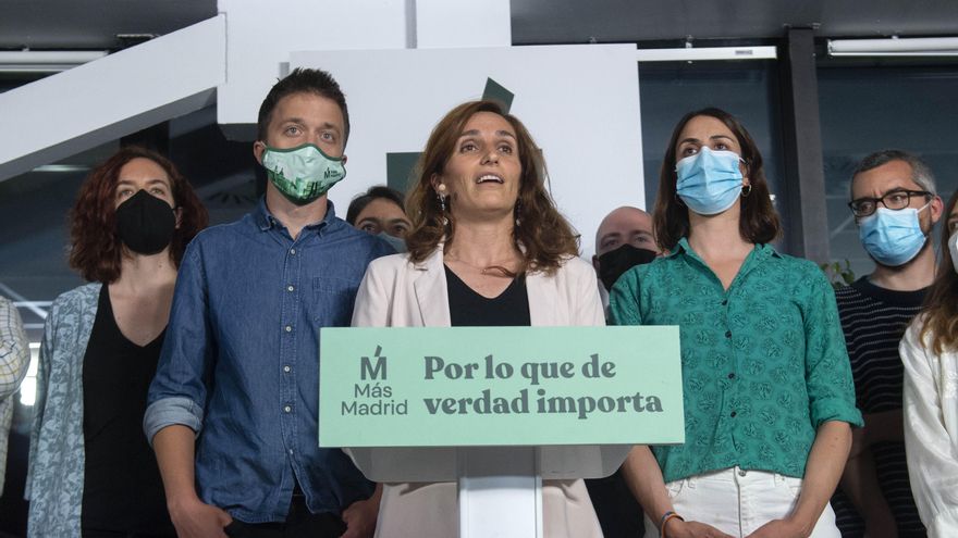 La candidata de Más Madrid a la Presidencia de la ComunidadMónica García, acompañada del líder de Más País, Íñigo Errejón (i), y de la portavoz de Más Madrid en el Ayuntamiento, Rita Maestre (d), interviene en una rueda de prensa