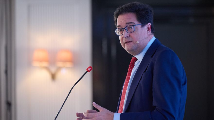 El ministro para la Transformación Digital y de la Función Pública, Óscar López, interviene durante un desayuno informativo de Europa Press, a 3 de abril de 2025, en Madrid (España).