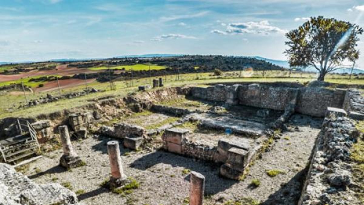 Declarado Bien de Interés Cultural, este yacimiento permite comprender la magnitud de lo que una vez fue esta noble y poderosa ciudad peninsular