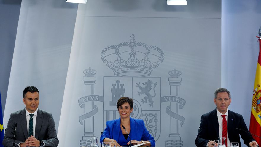 (De izq a der) El ministro de Industria, Comercio y Turismo, Héctor Gómez; la ministra de Política Territorial y Portavoz del Gobierno, Isabel Rodríguez, y el ministro de Sanidad, José Miñones, durante la rueda de prensa posterior a la reunión del Consejo de Ministros, este martes, en el complejo del Palacio de la Moncloa. EFE/ Sergio Pérez