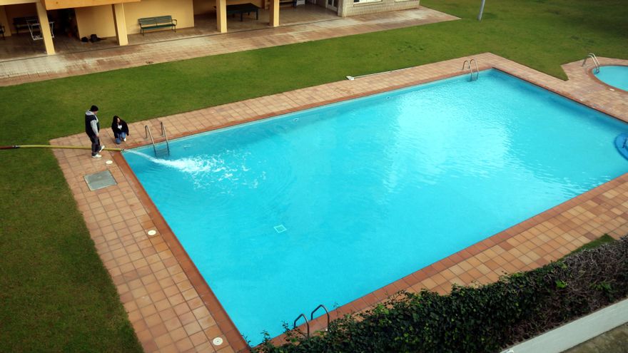 El Gobierno andaluz da marcha atrás y confirma que se podrá llenar piscinas particulares en la Costa del Sol