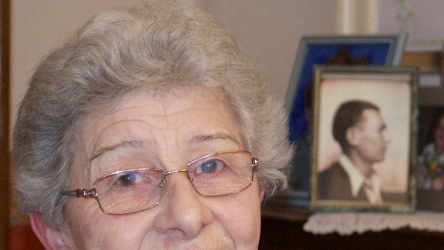 Pierrette posa junto a la foto de su marido, el deportado José Sáez Cutanda