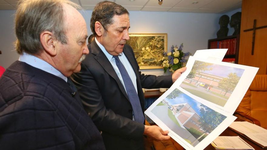 César Sánchez / ICAL. El consejero de Sanidad de la Junta, Antonio María Sáez (D), junto al alcalde de Bembibre, José Manuel Otero (I), durante su comparecencia para informar sobre el nuevo centro de salud de Bembibre.
