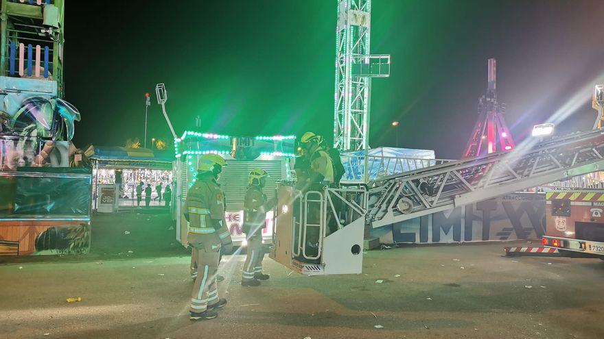 Rescate a 20 metros de altura: los Bomberos salvan a 14 personas atrapadas en una atracción de las Ferias de Zaragoza