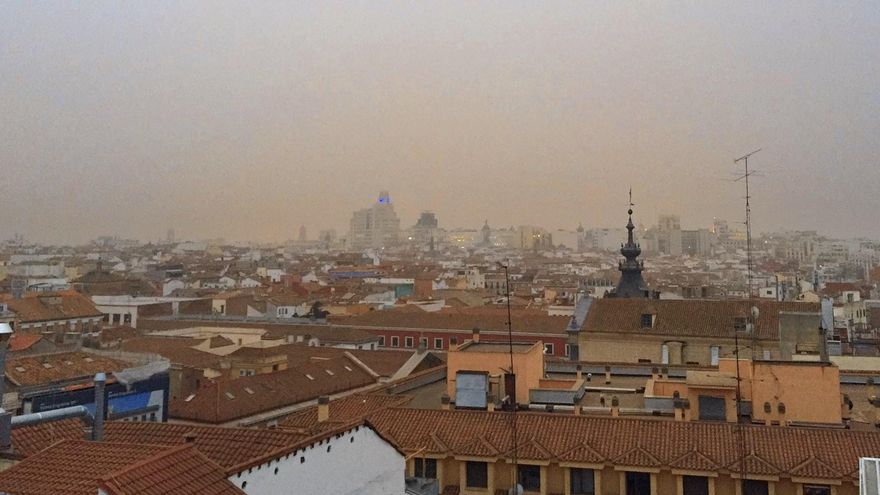 El cielo madrileño con calima, visto desde San Bernardo