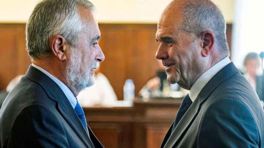 Chaves y Griñán piden a los jueces que impidan la "pirueta jurídica" del Gobierno andaluz para personarse en los ERE