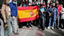Ciudadanos españoles muestran la bandera el jueves en Montevideo (Uruguay) frente al Consulado de España para pedir a las autoridades que reprogramen nuevas conexiones aéreas para poder retornar a su casa.