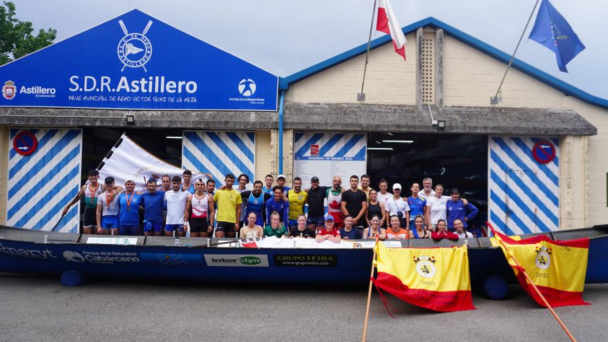 El alcalde de Astillero y el concejal de Deportes, Javier Fernández Soberón y Alejandro Hoz, visitan a los equipos de remo