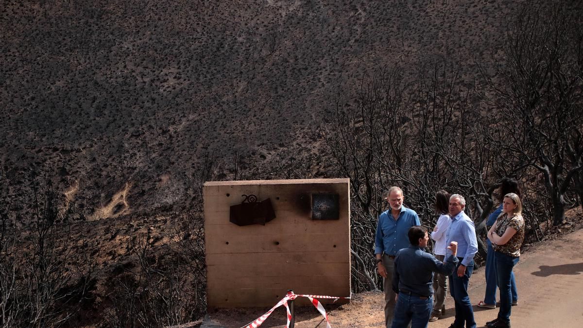 Los reyes junto a varias autoridades en las zonas afectadas por los incendios forestales en Las Médulas.