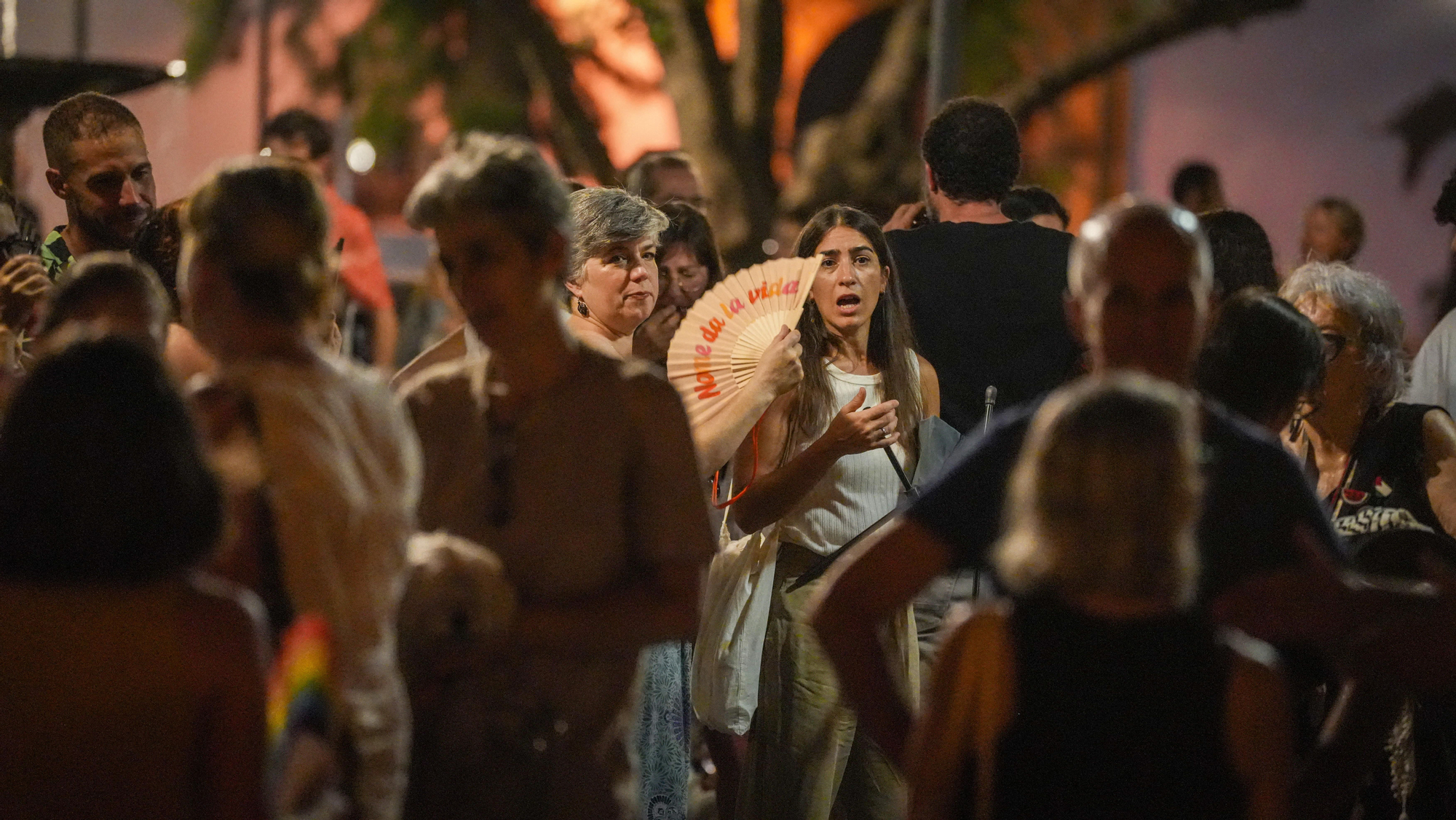 Concentración en defensa de los cines de verano, con la proyección de Un perro andaluz en la plaza de la Magdalena