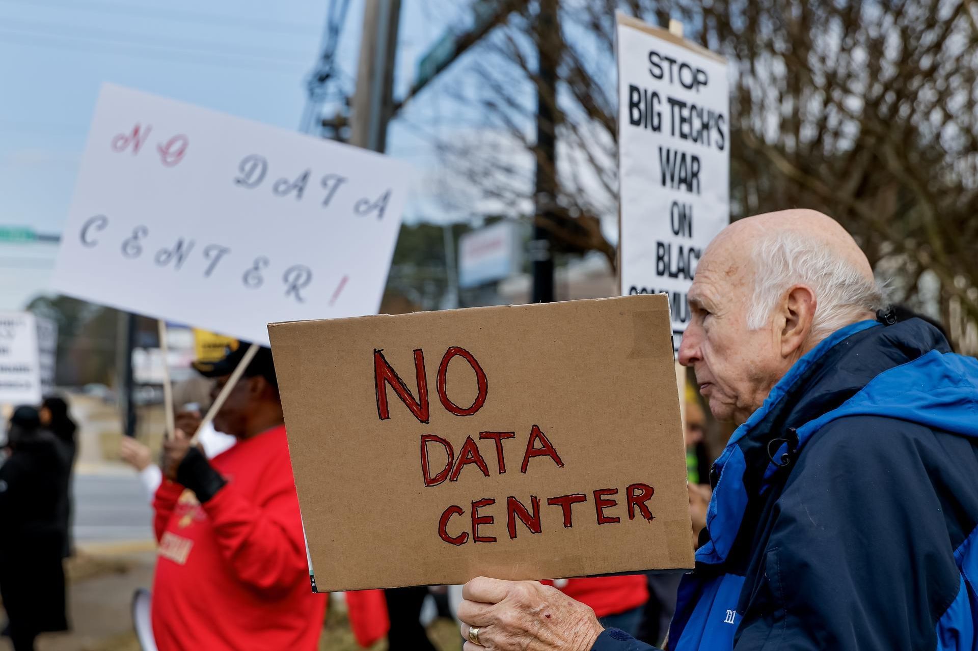 Manifestantes contra la construcción de centros de datos en Georgia, EEUU