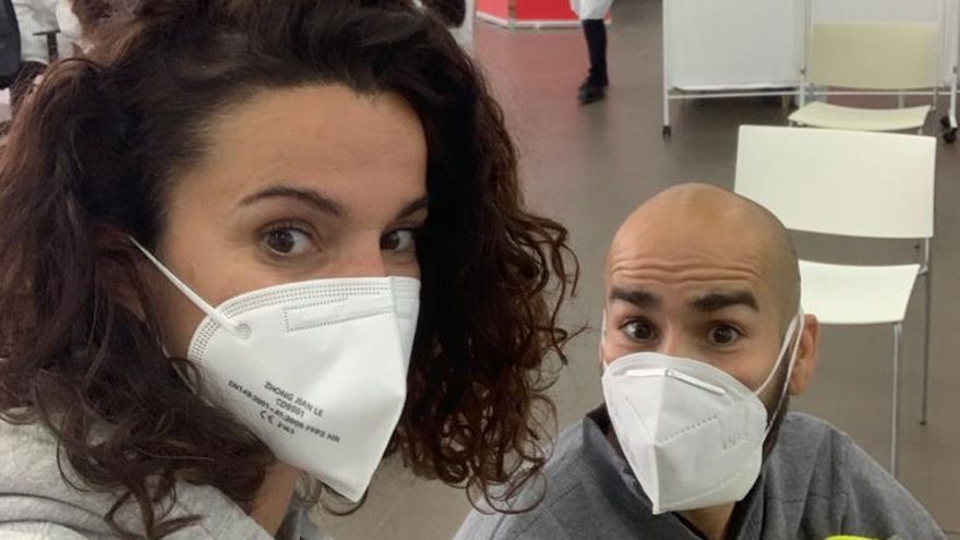 M. V. P., otra de las profesoras afectadas, en el momento de su vacunación.