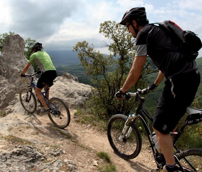 Dos ciclistas, con su bicicleta de montaña