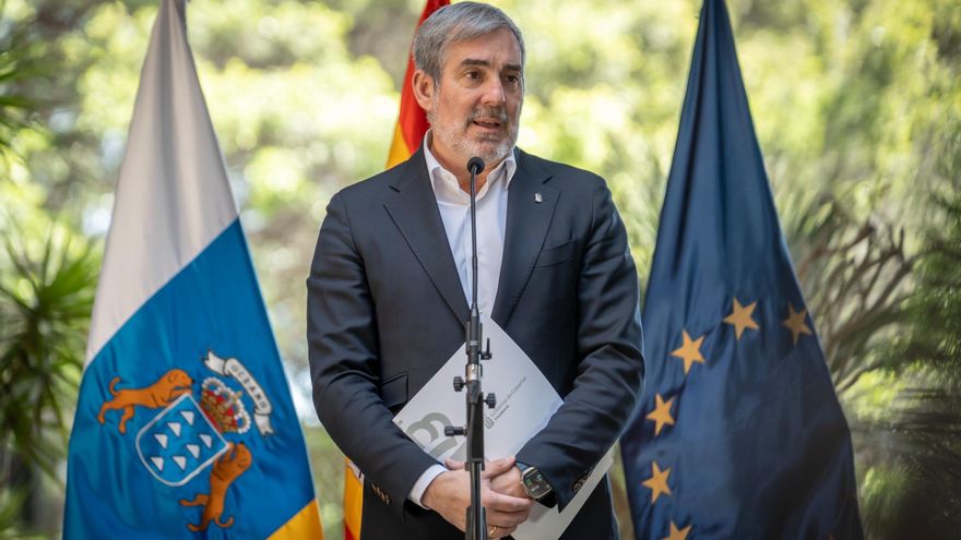 El presidente de Canarias, Fernando Clavijo, en una rueda de prensa para analizar el acuerdo para la derivación de menores migrantes no acompañados