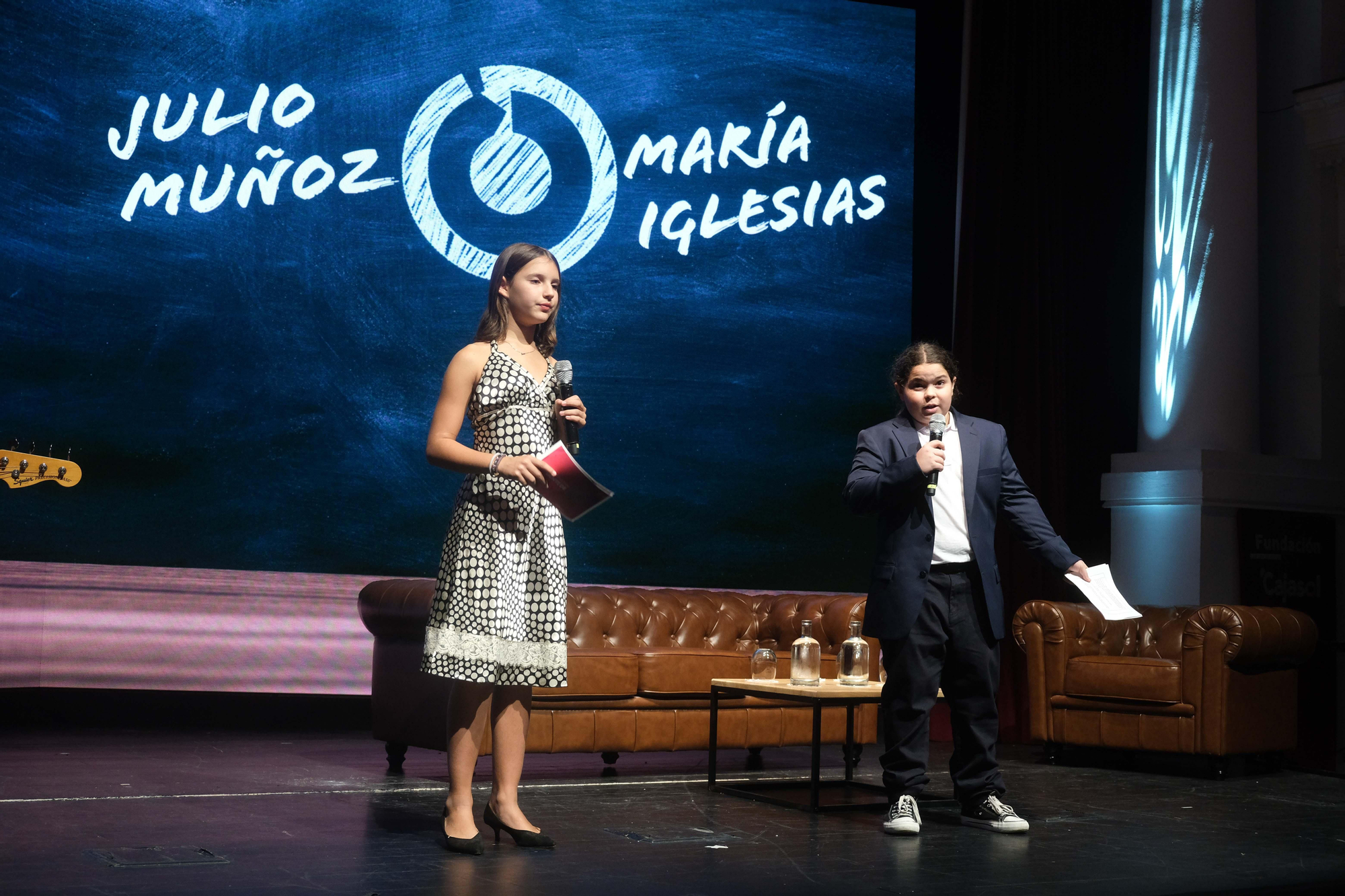 La gala ha comenzado con una sorpresa: los presentadores María Iglesias y Julio Muñoz "rejuvenecidos"