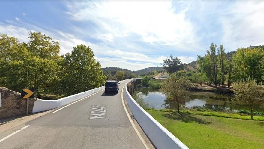 El puente de la EN245 en Fronteira que ha sido cortado por las aguas, en una imagen de archivo