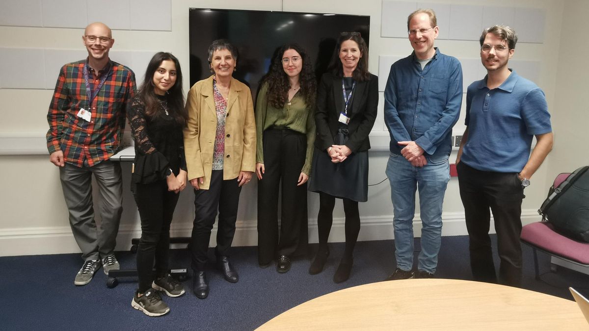 Gloria Acevedo y Sara Vecino con el equipo del Centro de Investigación de Autismo que dirige el doctor Sir Simon Baron‐Cohen.