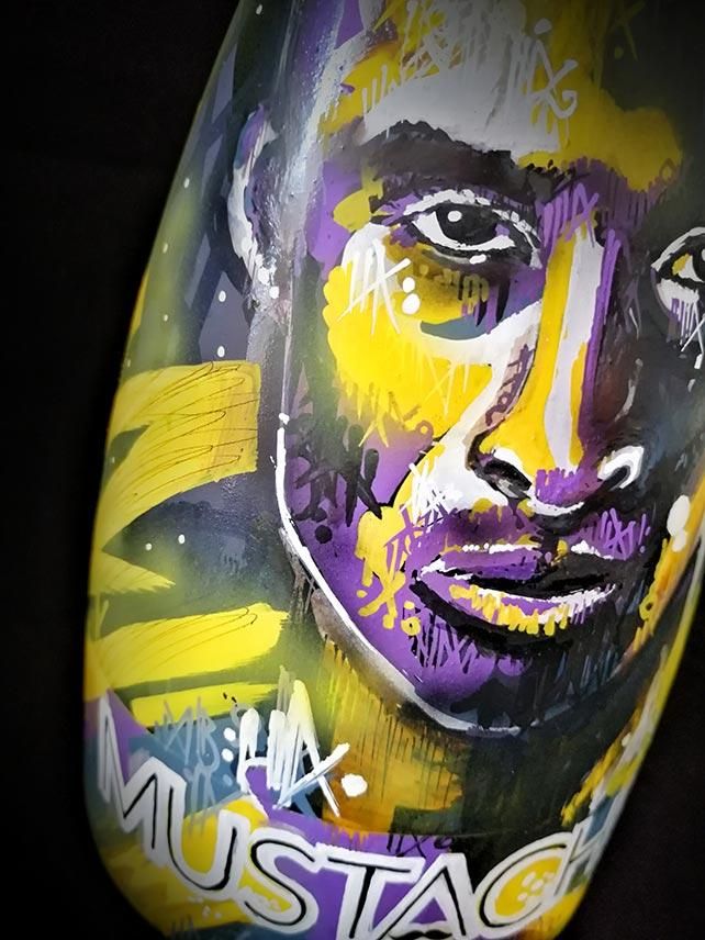 Un detalle de la ilustración del ídolo de baloncesto en la botella de cerveza Mustache.