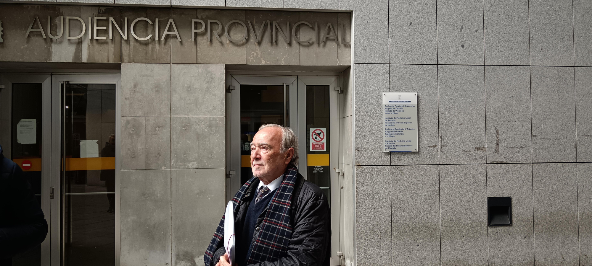 El psiquiatra Julio Bobes, este jueves, en la Audiencia Provincial de Asturias donde fue citado como perito en el caso del matrimonio que aisló a sus tres hijos menores de edad por miedo al contagio del covid.