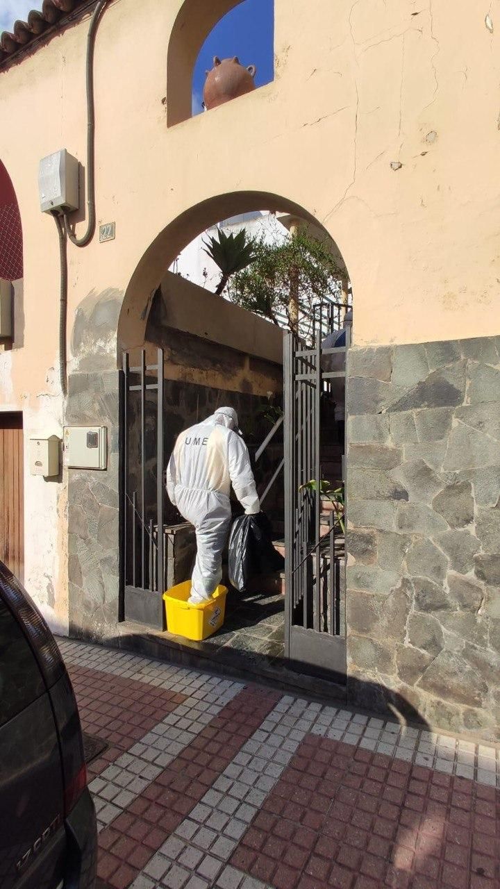 Efectivos de la UME desinfectan el centro de menores Aloe-monoparental en Tenerife.