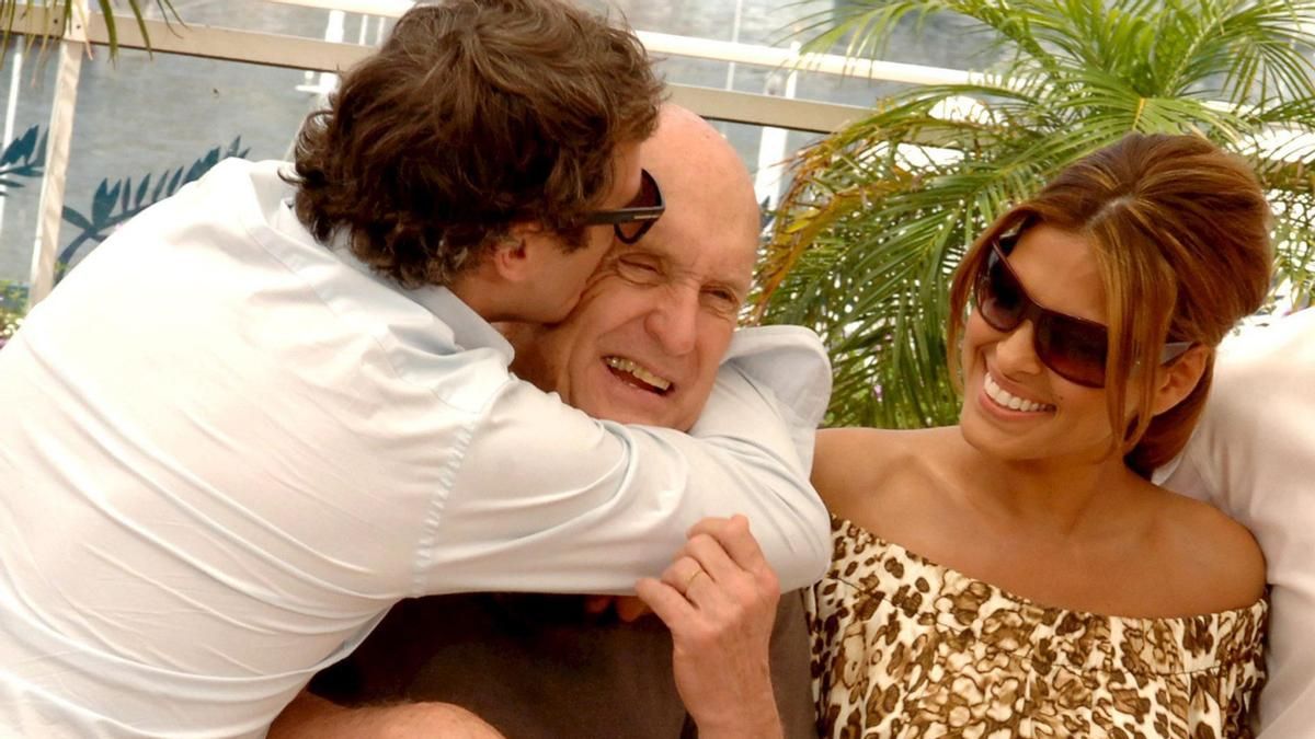 El actor Joaquin Phoenix (izq) besa a su compatriota el actor Robert Duvall (c) en presencia de la también actriz estadounidense Eva Mendes en el Festival Internacional de Cine de Cannes de 2007