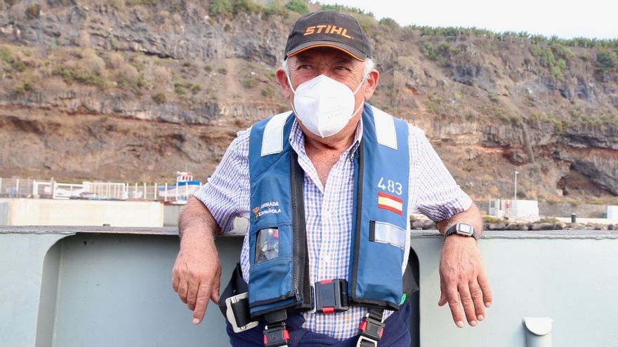 El agricultor José Camacho a bordo de una lancha de la Armada con destino a Puerto Naos.