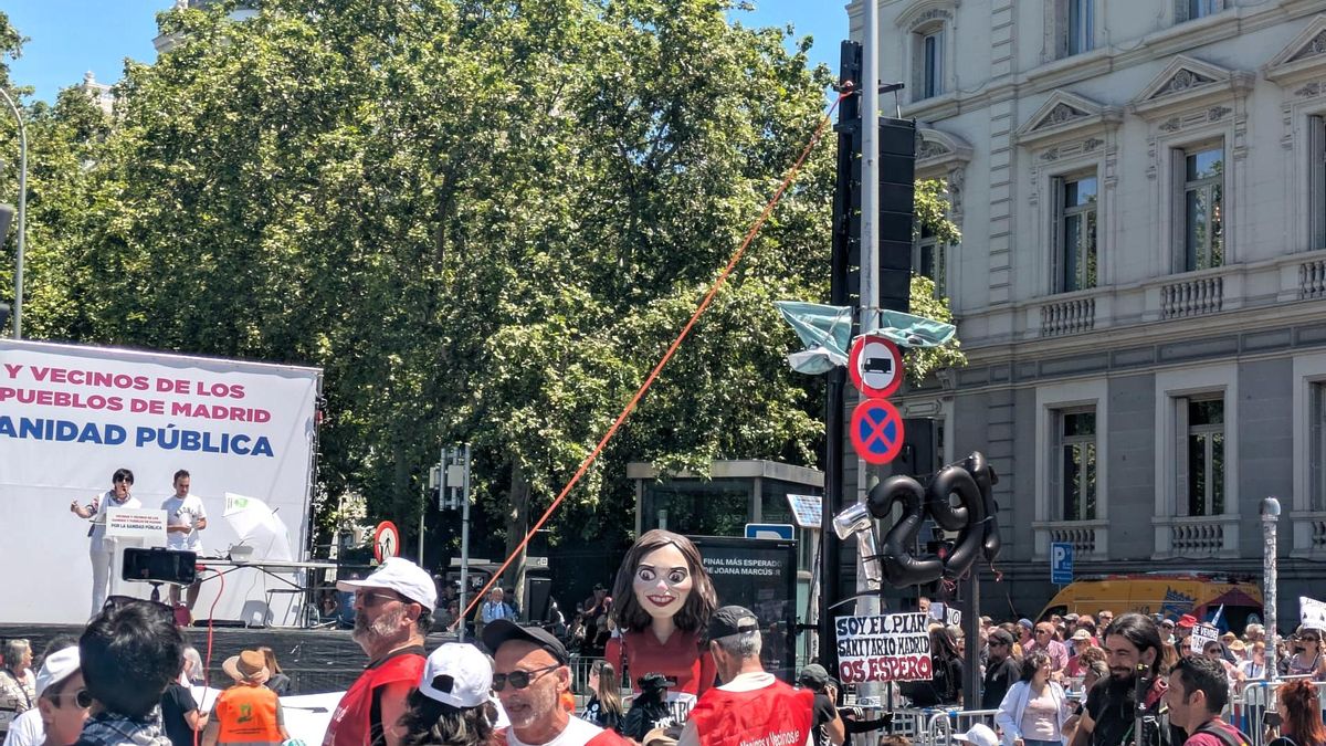 Imagen de la lectura del manifiesto sobre el escenario durante la protesta por la sanidad pública de este domingo frente a Cibeles, en Madrid