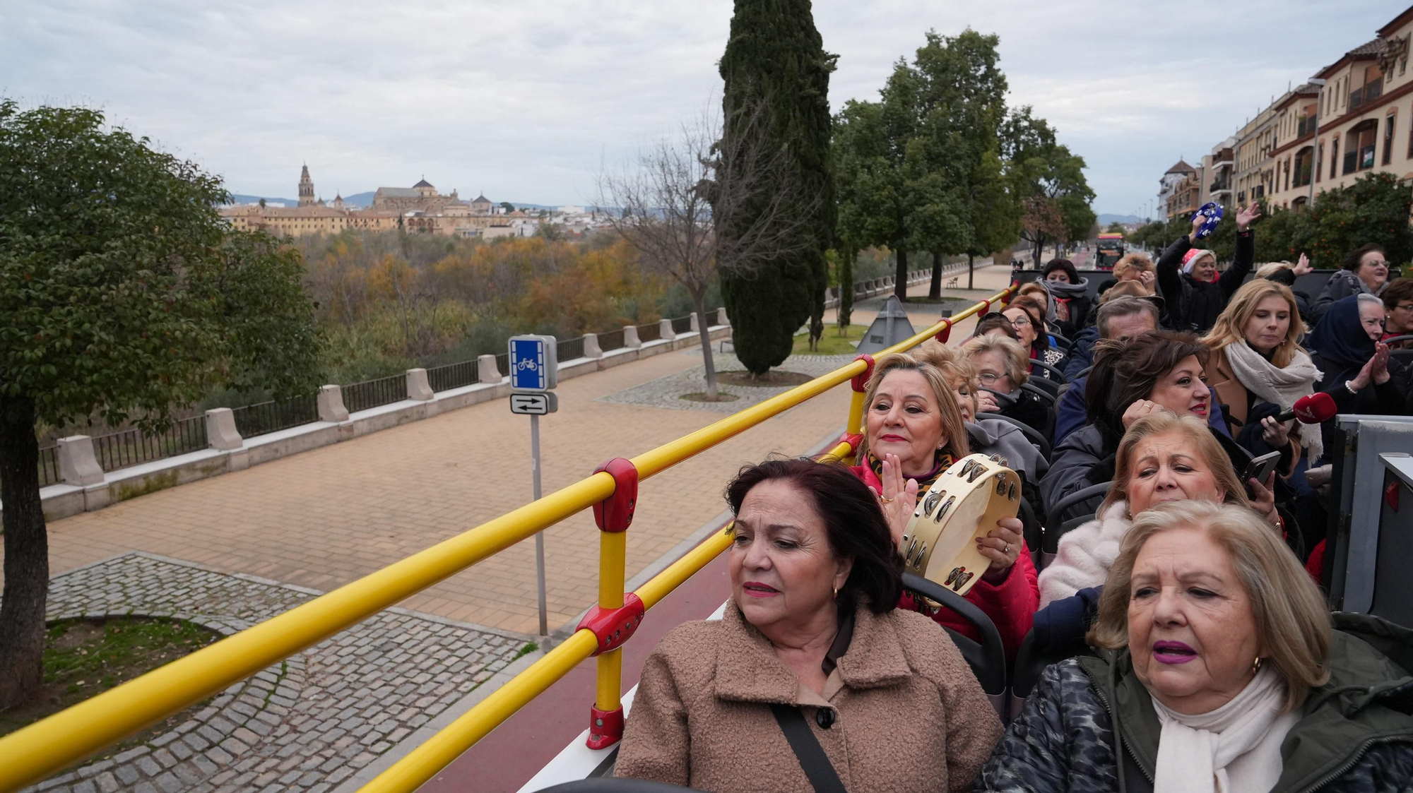 Los mayores participan en un recorrido urbano en autobuses turísticos dentro de la actividad “Coro de Coros”.