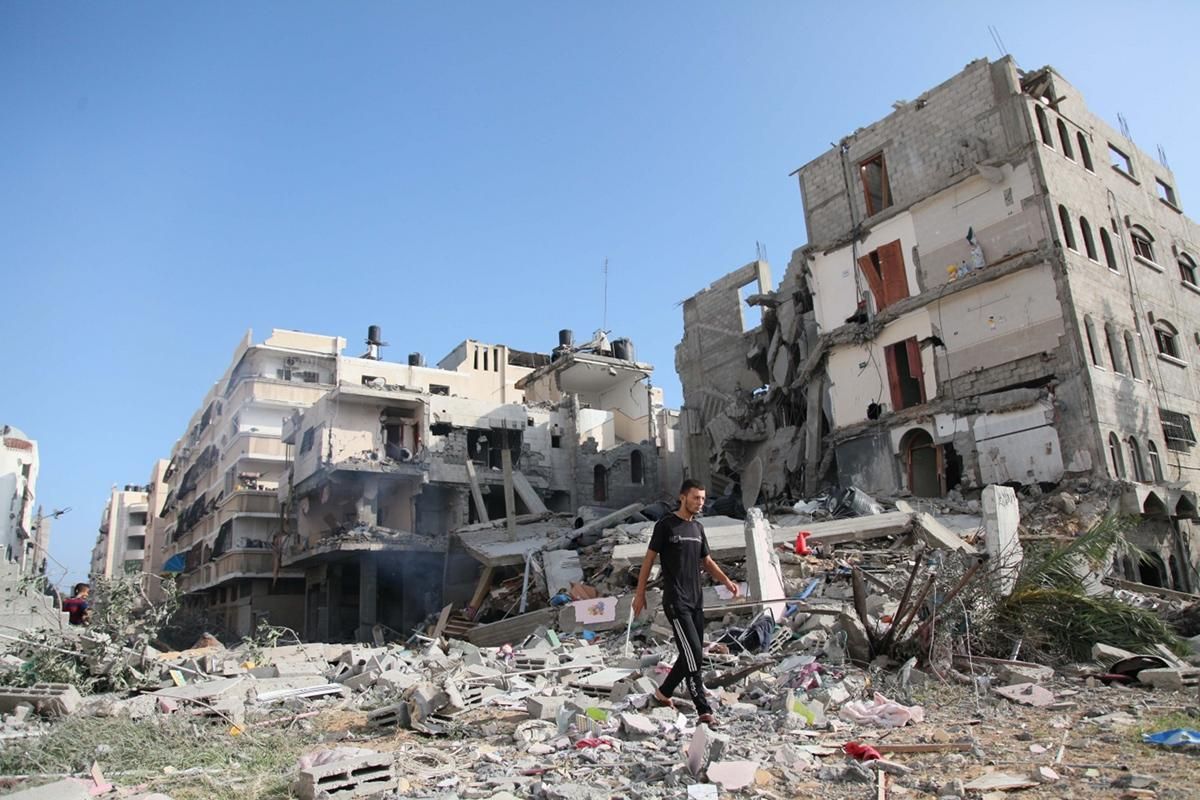 Una persona examina las ruinas de una casa destruida en un ataque israelí en Ciudad de Gaza. Foto: Ezz Zanoon/Zuma Press.