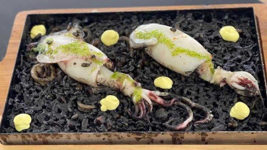 Arroz negro con alioli de azafrán