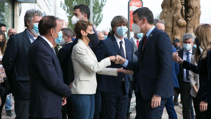 El presidente del Gobierno, Pedro Sánchez, saluda a la presidenta de Navarra, María Chivite, a su llegada a la inauguración de la IV Feria Nacional para la Repoblación de la España Rural Presura.