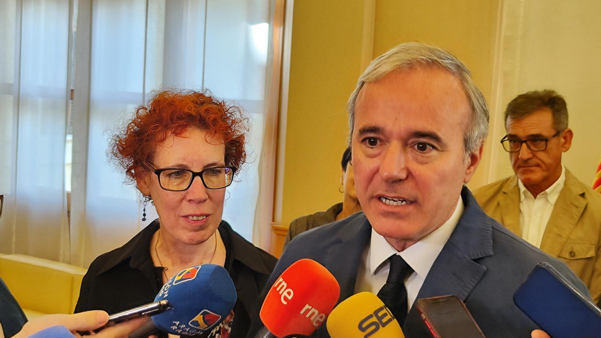 La presidenta de la asociación Sefarad Aragón, Timna Freire Segal, junto al presidente del Gobierno de Aragón, Jorge Azcón.