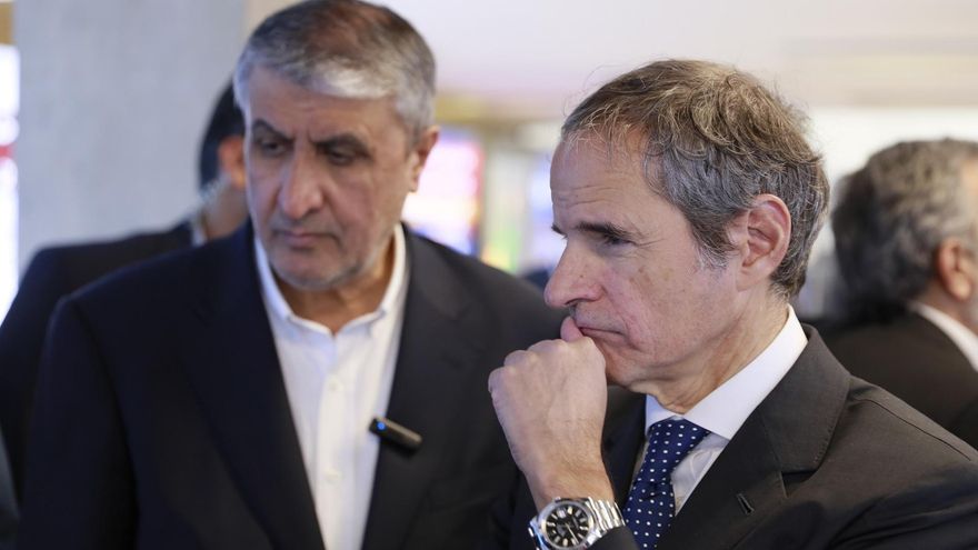 Una foto proporcionada por la Oficina de la Organización de Energía Atómica de Irán (AEOI) muestra al Director General de la Agencia Internacional de Energía Atómica (AIEA), Rafael Grossi (D), y al presidente de la Organización de Energía Atómica de Irán (AEOI), Mohammad Eslami (I), visitando una exposición sobre los logros nucleares de Irán en Teherán, Irán, el 17 de abril de 2025. Grossi está en Teherán para reunirse con funcionarios iraníes tras las conversaciones nucleares entre Irán y Estados Unidos. (Teherán) EFE/EPA/ORGANIZACIÓN ATÓMICA DE IRÁN FOTO DE MANO EDITORIAL USO SOLAMENTE/NO VENTAS