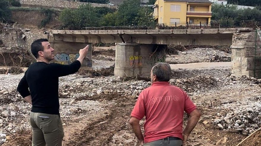El presidente de la Diputació de València, Vicente Mompó en un puente afectado por la DANA