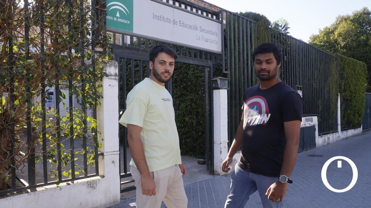 Maní Pedrero y Alfonso Gálvez, frente al IES La Fuensanta