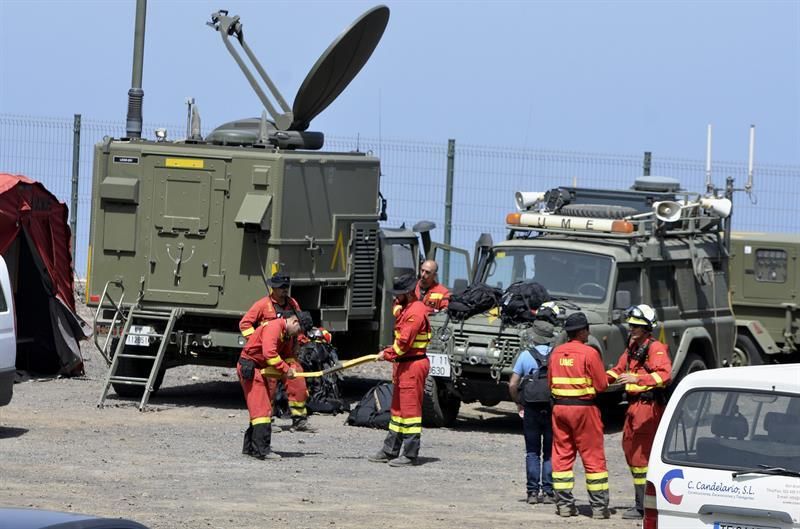 Efectivos de la UME preparan el dispositivo antes de salir hacia el frente norte del incendio en El Paso.