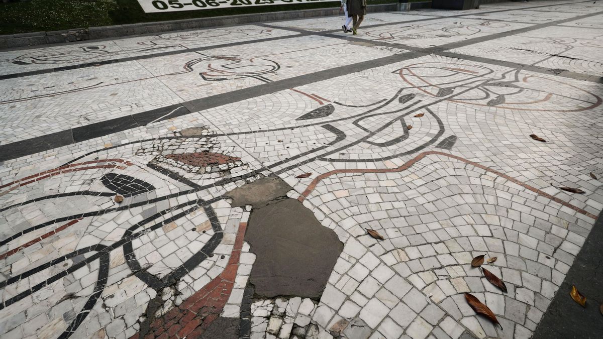 Estado del mosaico del Paseo de Los Álamos, en el campo de San Francisco de Oviedo. 
